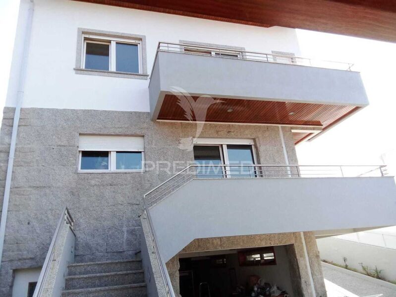 House V4 Valongo - boiler, solar panels, balconies, central heating, double glazing, heat insulation, garage, automatic gate, balcony, attic