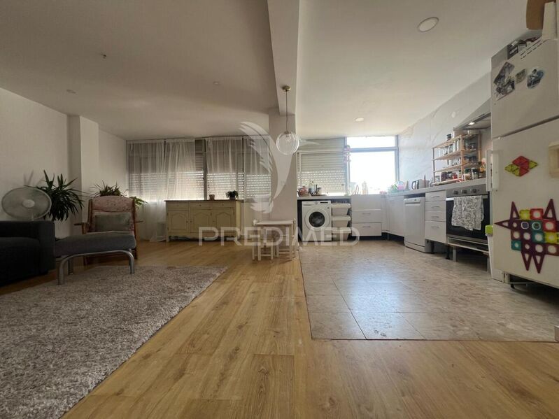Apartment excellent condition 3 bedrooms Seixal - green areas, floating floor, marquee, great view, 3rd floor, great location