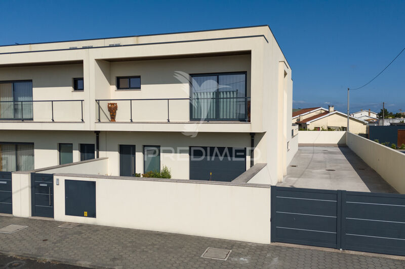 Moradia V4 Como nova Ovar - varandas, painéis solares, garagem