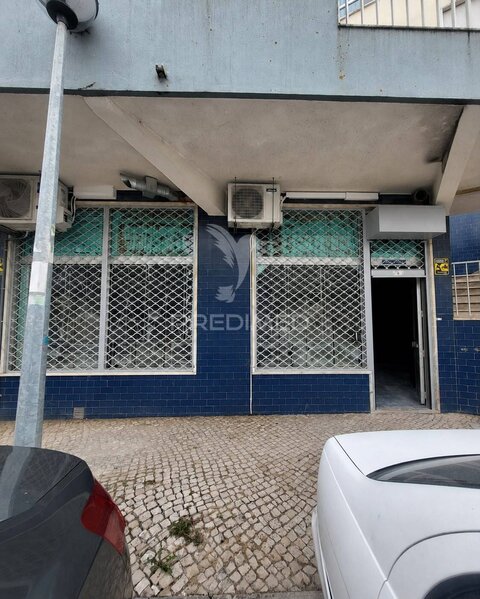 Loja Loures - ar condicionado, montra, bons acessos, sala de reunião