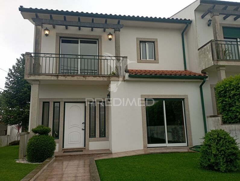 À venda Moradia em banda V3 Refontoura Felgueiras - jardim, garagem, lareira