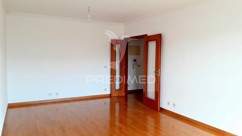 Apartamento T1 Carnide Lisboa - parqueamento, aquecimento central, vidros duplos, arrecadação, varanda, 2º andar, caldeira