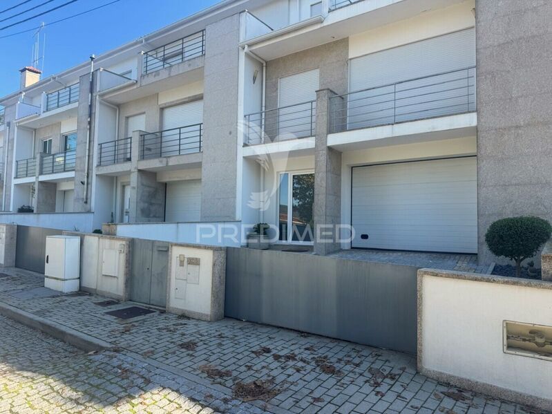 House V3 Souto (Santa Maria) Guimarães - double glazing, equipped kitchen, barbecue, garden, garage, terrace, air conditioning