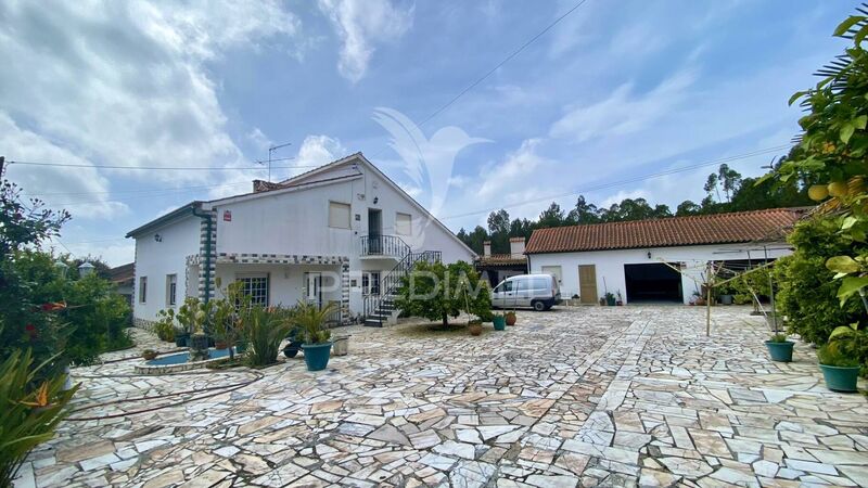 жилой дом V5 Rio Maior - подсобное помещение, камин, система кондиционирования, гараж, двойные стекла, солнечные панели, сад, барбекю