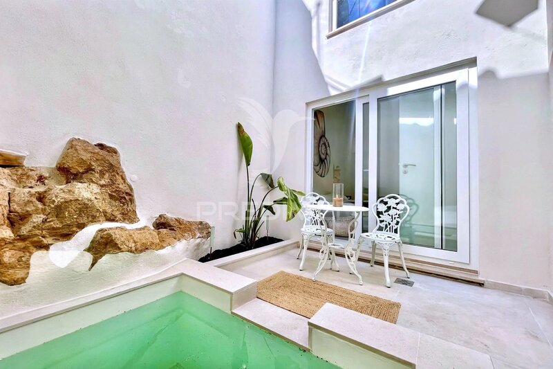 House Renovated in the center 2 bedrooms Olhão - swimming pool, equipped kitchen, backyard, plenty of natural light