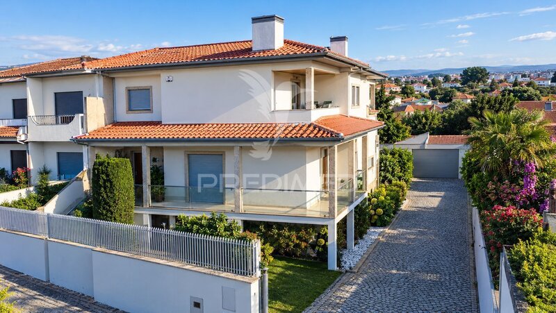 Casa V4 Geminada Braga - jardim, garagem