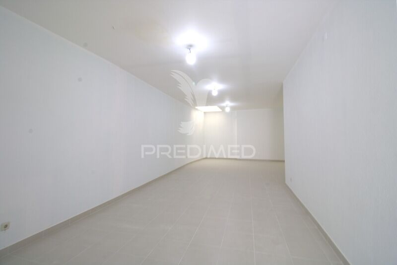 Shop with basement Matosinhos - storefront