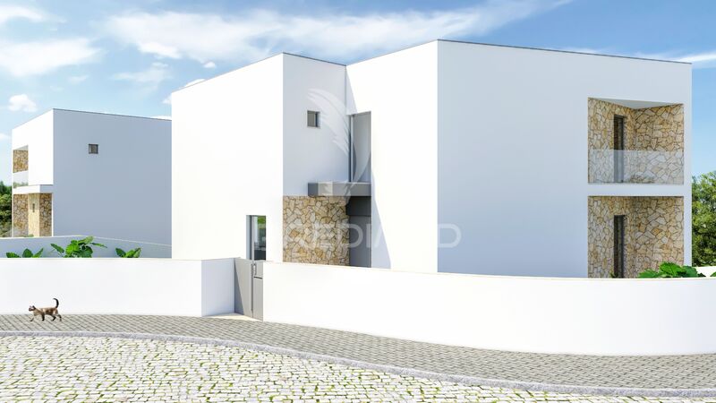 Moradia V3 em construção Braga - piscina, garagem, aquecimento central, ar condicionado, vidros duplos, painéis solares, alarme, varandas