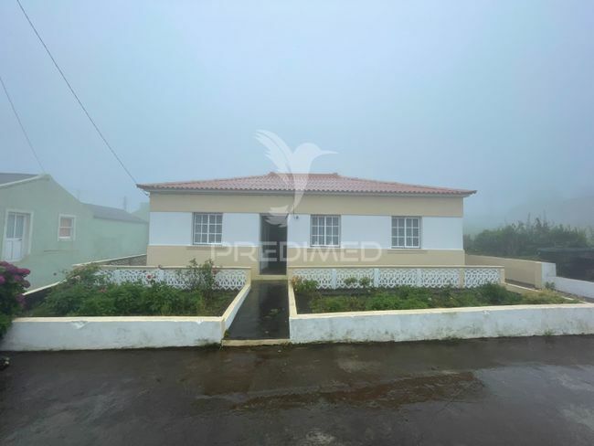 Moradia V3 Santo Antão Calheta (São Jorge) - garagem, quintal