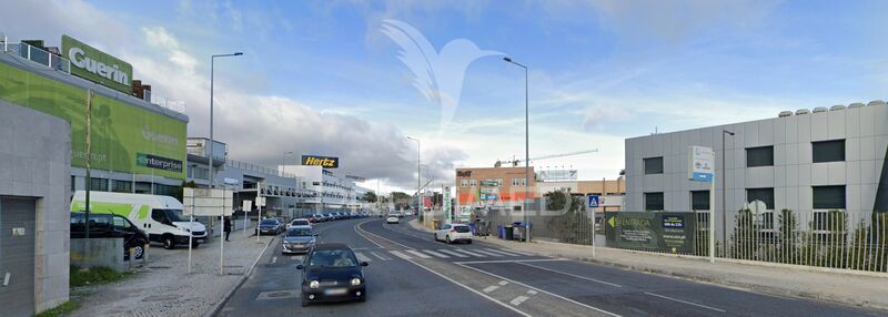 Armazém com 684m2 Loures