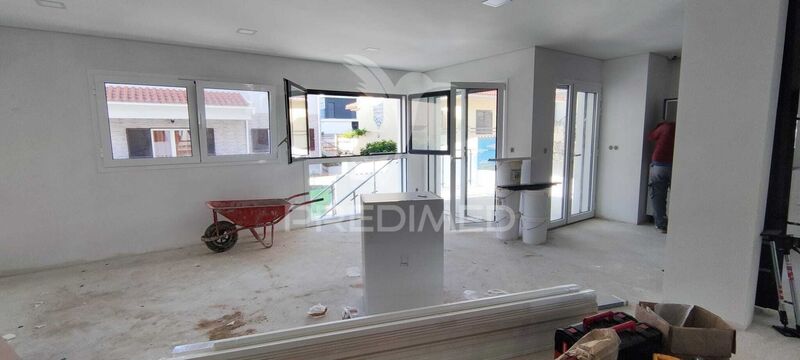 House new 4 bedrooms Almada - equipped kitchen, garage, balcony, double glazing