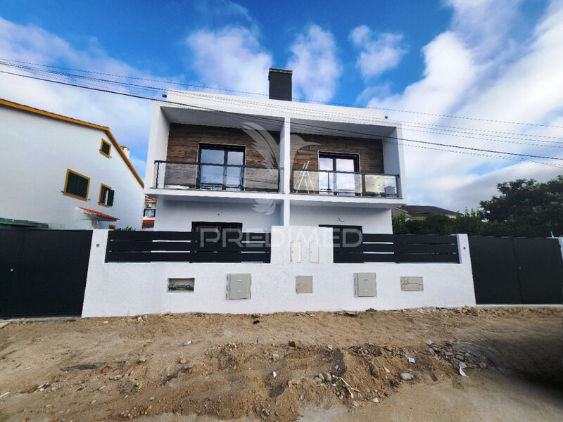 Moradia V3 Geminada Quinta do Conde Sesimbra - lareira, painéis solares, quintal, garagem, varanda