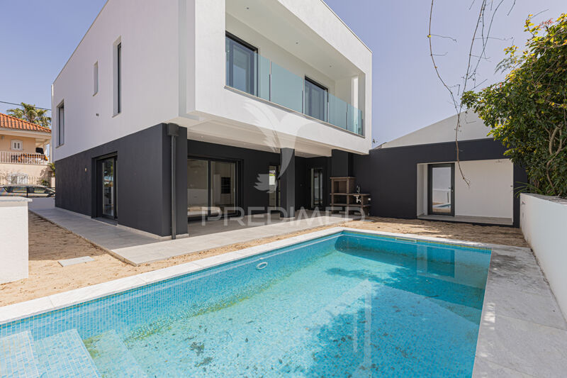 Moradia nova V4 Almada - painel solar, piscina, ar condicionado, cozinha equipada, varanda, vidros duplos, garagem, bbq