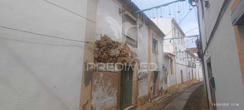 Casa antiga no centro histórico em Nisa