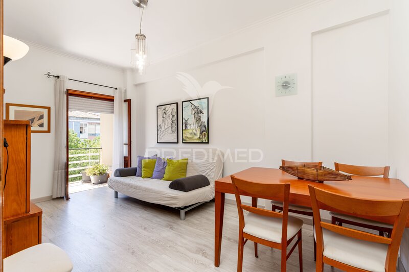 Apartamento T2 Águas Livres Amadora - marquise, varanda, muita luz natural