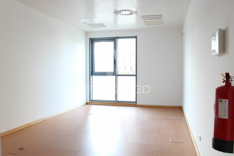 Office new in the center Parque das Nações Lisboa - wc, air conditioning, plenty of natural light