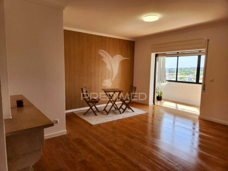 Apartment Modern T3 Almada - lots of natural light, fireplace, marquee