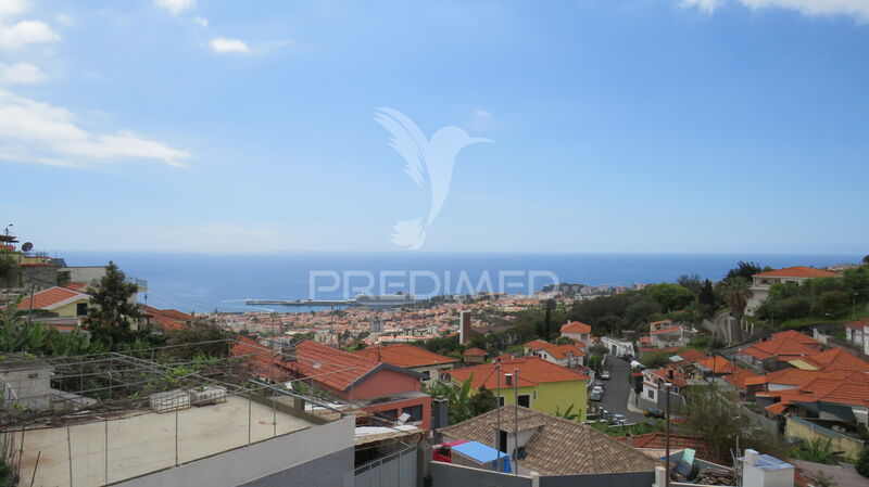 Moradia V4 de luxo Imaculado Coração Maria Funchal - painéis solares, varanda, isolamento térmico, zonas verdes, vidros duplos, vista mar