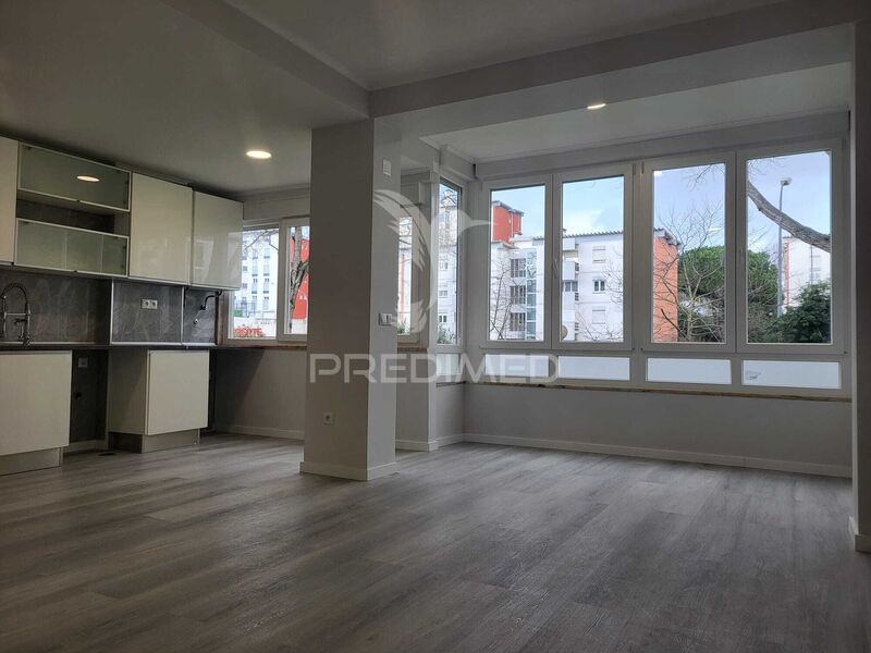 Apartamento T2 em bom estado Oeiras - arrecadação, muita luz natural, varanda