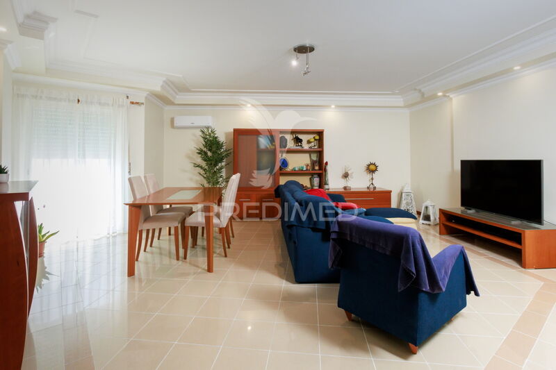 Apartment excellent condition 4 bedrooms Corroios Seixal - air conditioning, swimming pool, quiet area, double glazing, splendid view, parking lot, floating floor