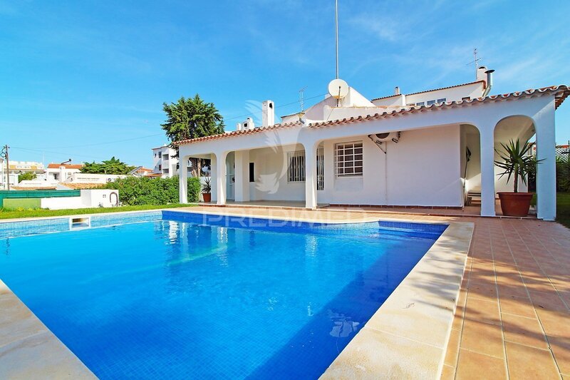 House Isolated in the center 4 bedrooms Albufeira - parking lot, air conditioning, automatic irrigation system, terrace, barbecue, fireplace, garage, equipped, swimming pool, garden