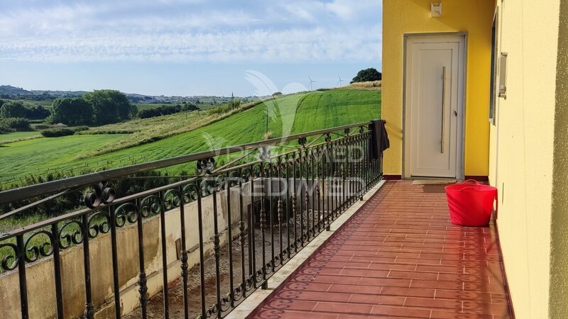FREIRIA. TORRES VEDRAS - Moradia T3+2 remodelada com vista desafogada