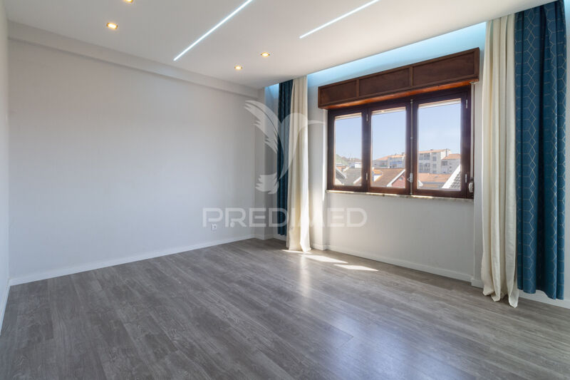 Apartamento T2 Remodelado Almada - cozinha equipada, excelente localização, varandas