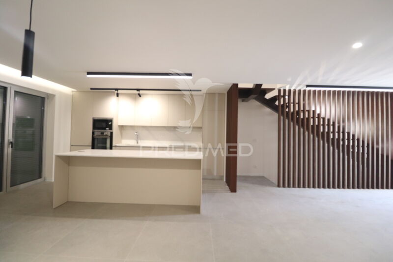жилой дом V3 новые в ряд Palmeira Braga - система кондиционирования, автоматические ворота, экипированная кухня, гараж