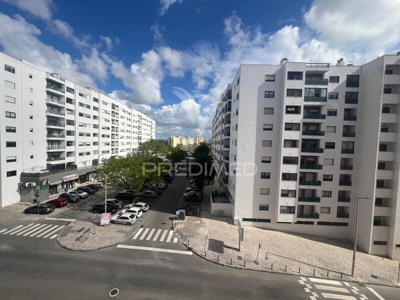 Apartamento bem localizado T3 Barreiro - marquise, garagem, parqueamento, lareira