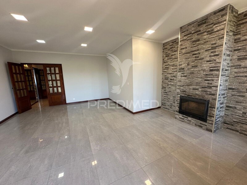 Apartamento T3 Paços de Brandão Santa Maria da Feira - cozinha equipada, lugar de garagem