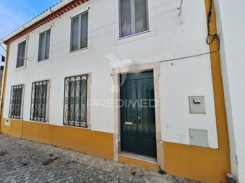 House Refurbished in the center 2 bedrooms Torres Novas - green areas, equipped kitchen