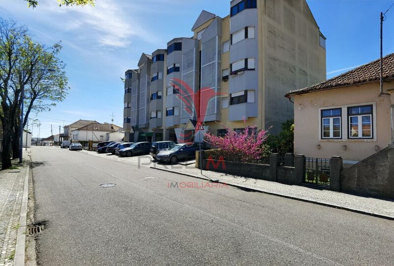 Apartamento T2 Alcanena - arrecadação, lareira, garagem, varanda, zonas verdes, excelente localização