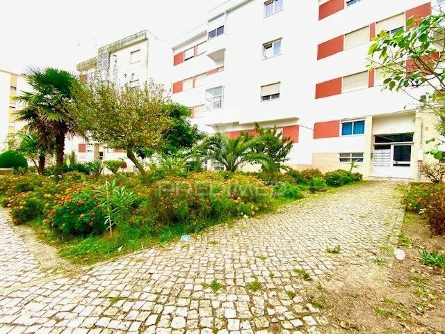 Apartamento T3 bem localizado Póvoa de Santa Iria Vila Franca de Xira - jardins, cozinha equipada, varanda