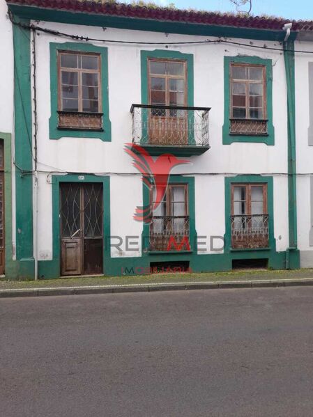 Casa V7 bem localizada São Pedro Angra do Heroísmo para venda