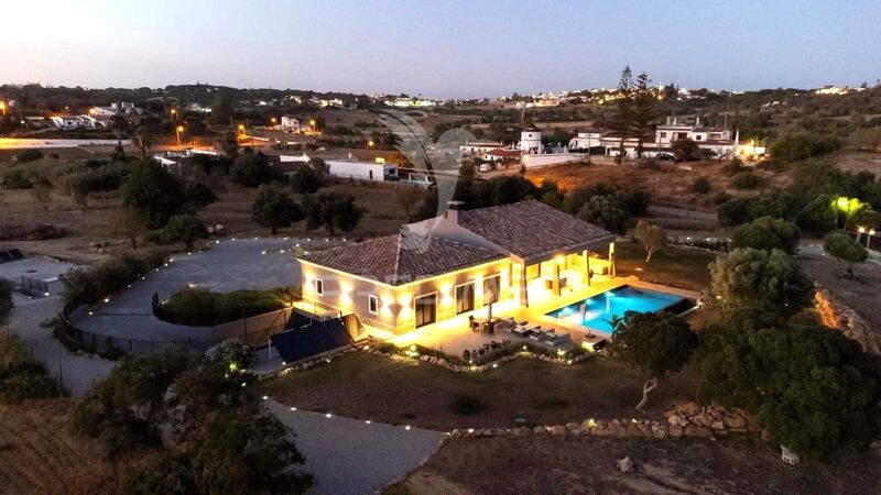 House new 3 bedrooms Lagoa (Algarve) - underfloor heating, swimming pool, alarm, store room, heat insulation, gardens, solar panels, garage, air conditioning, double glazing, automatic irrigation system