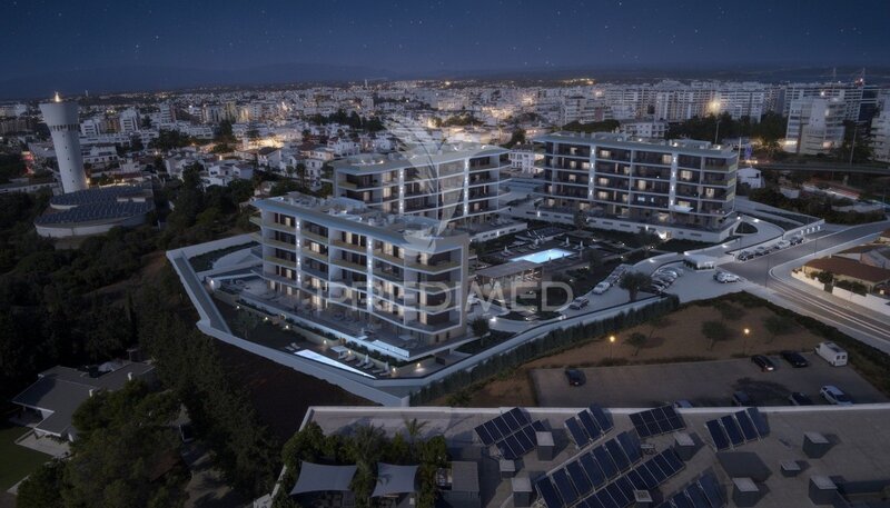 Apartamento T2 novo Portimão - varanda, parque infantil, ar condicionado, piscina, churrasqueira, videovigilância, condomínio fechado, piso radiante, garagem, aquecimento central, isolamento térmico, jardim