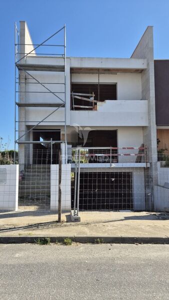 Moradia V3 nova Braga - portão automático, garagem, cozinha equipada, ar condicionado