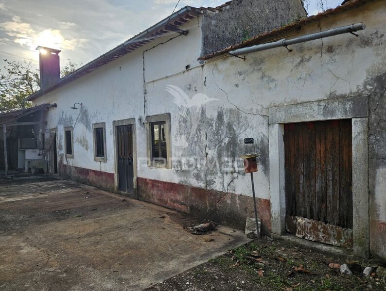 Moradia para remodelar V2 Ferreira do Zêzere - lareira, excelente localização