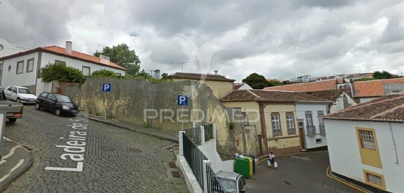 Casa/Vivenda V4 para recuperar Santa Luzia Angra do Heroísmo - zona calma