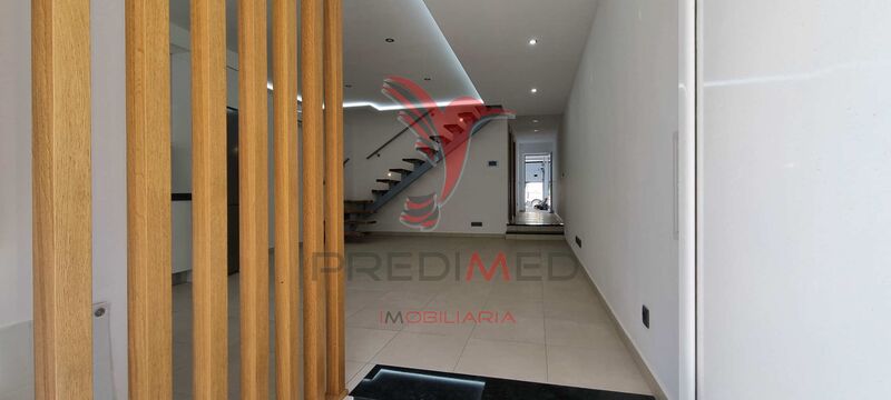 House Modern townhouse 3 bedrooms Portimão - double glazing, terrace, automatic gate, air conditioning, garage, solar panels