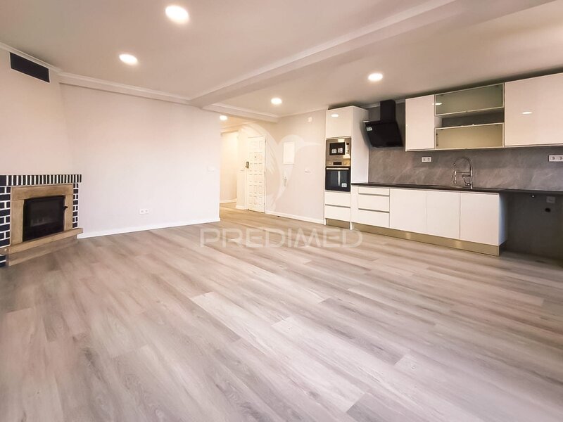 Apartamento T4 Remodelado em excelente estado Amora Seixal - 3º andar, vidros duplos, marquise, varanda