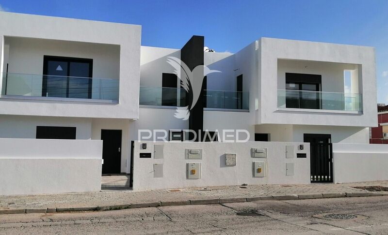 Casa V4 Moderna Corroios Seixal - zona tranquila, balcón, jardín, piscina, garaje