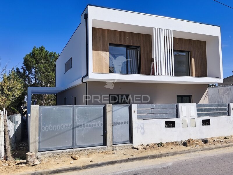 Maison nouvelle bien situé V3 Fernão Ferro Seixal - balcons, isolation thermique, cheminée, barbecue, panneaux solaires