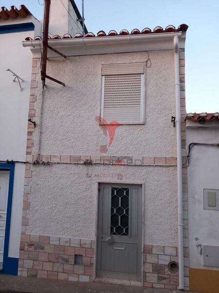 Moradia V2 no centro Alandroal para vender