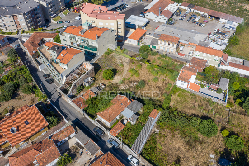 Land with 2204sqm Vila Nova de Gaia - excellent access, well, water