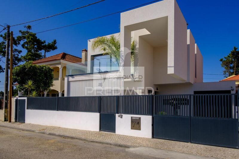 House nueva V4 Almada - garden, air conditioning, store room, alarm, parking lot, double glazing, swimming pool, solar panels