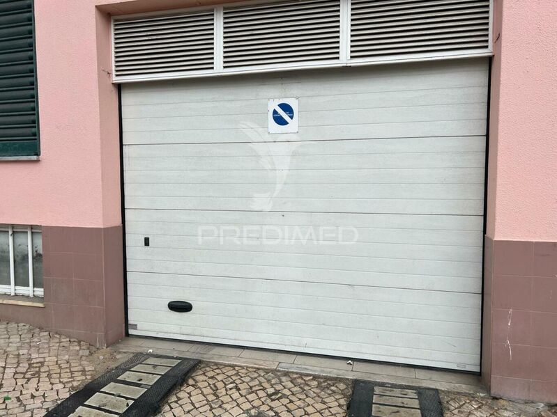 Garagem Fechada em óptimo estado São Sebastião Setúbal - fácil acesso, arrecadação, portão automático, arrumos