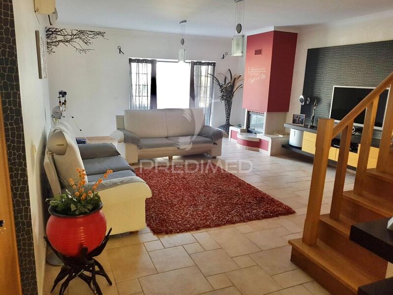 House V4 townhouse Santo António da Charneca Barreiro - air conditioning, double glazing, parking lot, fireplace, quiet area, attic, balcony, garage, central heating