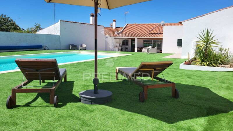 Moradia Térrea V3 Castro Verde - terraço, piscina, painel solar, quintal, jardim, isolamento térmico, bbq, excelente localização, cozinha equipada, vidros duplos