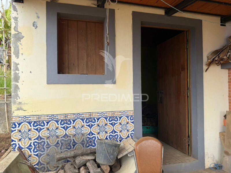 Terreno urbano com palheiro, churrascaria